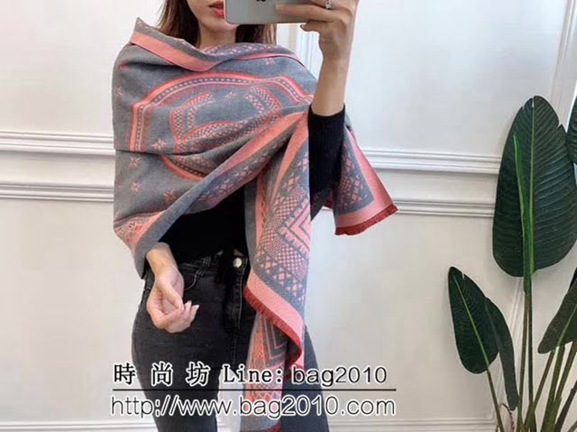 CHANEL香奈兒 18年秋冬新款 小香山茶花羊絨混紡圍巾披肩 LLWJ6816